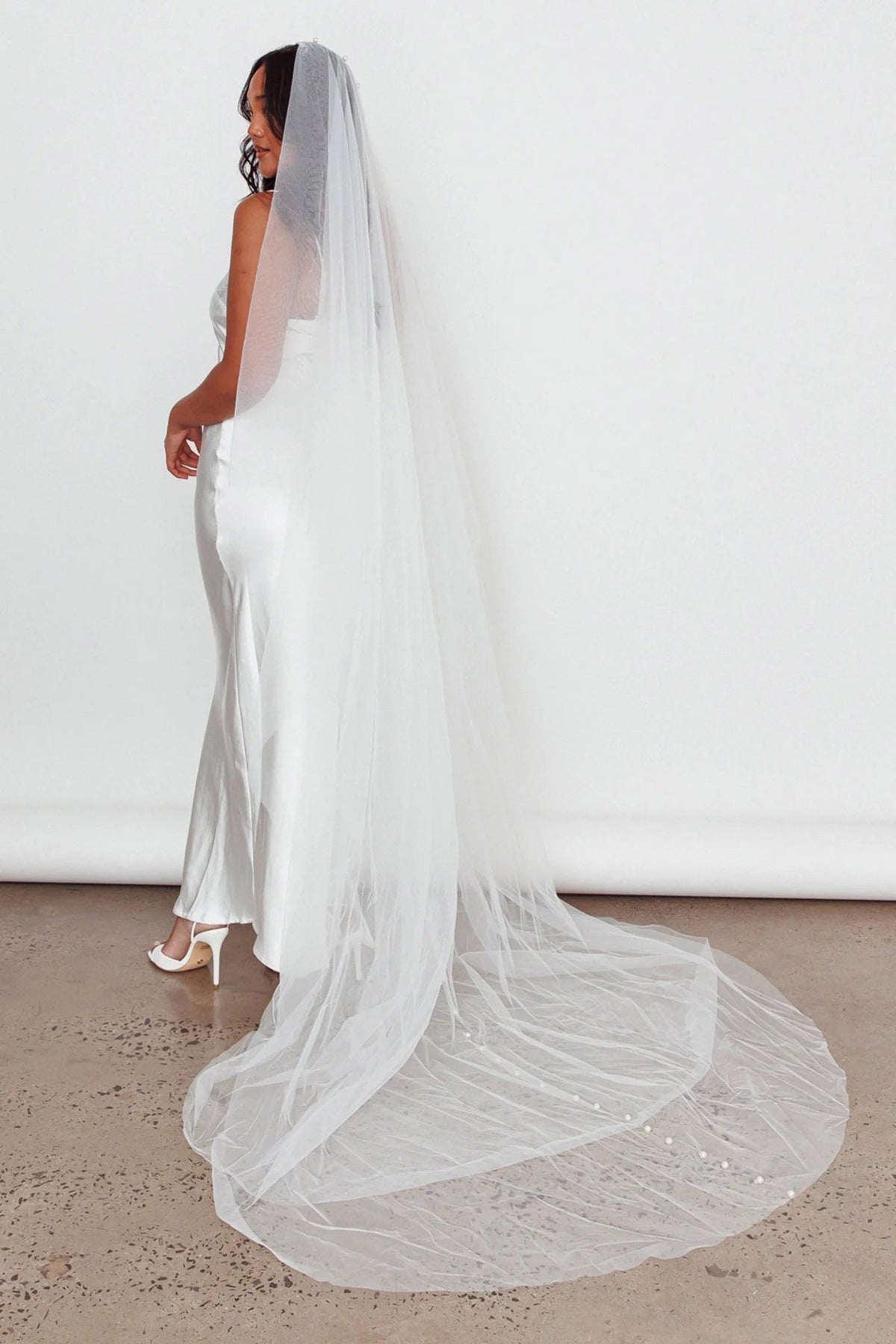 Magic Moment Pearl Accent Veil White
